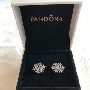 Brand new pandora earrings never worn 💕